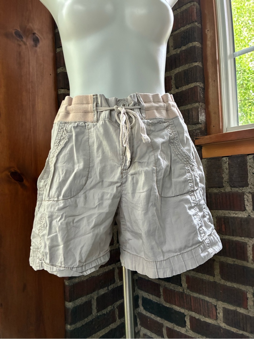 Women's Light Beige khaki shorts size 10 fits small